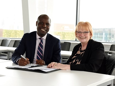 Edward Kunonga signing the memorandum of understanding with Marion Grieves.. Link to New partnership will help make the region a healthier place to live.