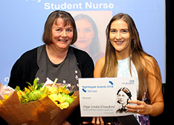 Faye Louise Crawford receives the Nightingale Award from Nurse Consultant
Wendy Anderson.
