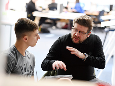 David Fox talking with design students at Teesside University. David Fox talking with design students at Teesside University.