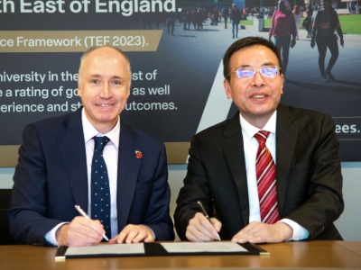 Dr Warren Harrison and Dr Guo Xiaopeng signing the Memorandum of Understanding. Link to Partnership to drive global collaboration.