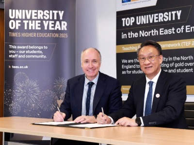 Dr Warren Harrison (left) and Jigang Yan (right). Link to Dr Warren Harrison (left) and Jigang Yan (right).