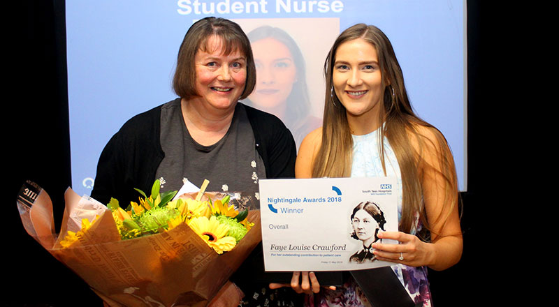 Faye Louise Crawford receives the Nightingale Award from Nurse Consultant
Wendy Anderson.
