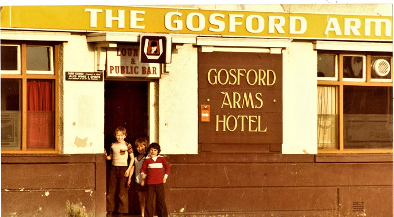Youngsters pictured outside The Gosford Arms (Teesside Archives - Les Bulman Collection)