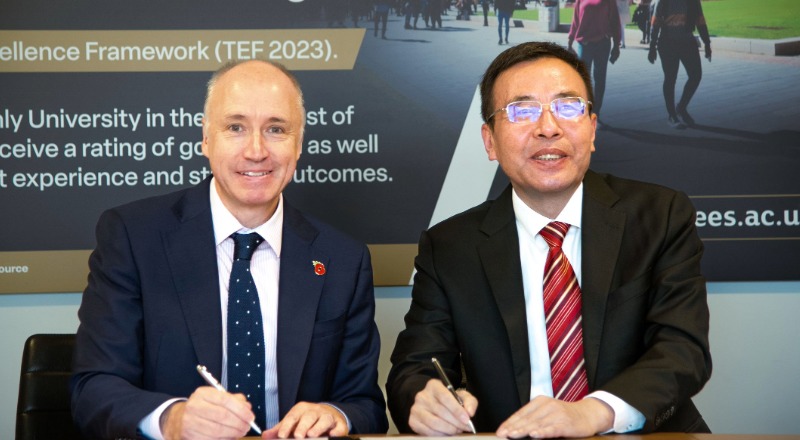 Dr Warren Harrison and Dr Guo Xiaopeng signing the Memorandum of Understanding