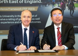 Dr Warren Harrison and Dr Guo Xiaopeng signing the Memorandum of Understanding