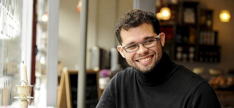 International student in a coffee shop preparing for a credibility interview