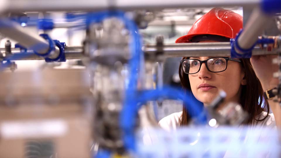 Engineering students working in a lab